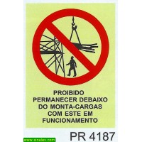 PR4187 proibido permanecer debaixo monta cargas...