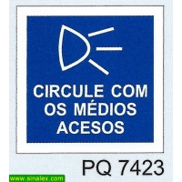 PQ7423 circule com medios acesos